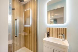 a bathroom with a sink and a mirror at 3 Bed in Croyde oc-f33111 in Croyde +18 photos