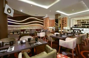 ห้องอาหารหรือที่รับประทานอาหารของ Hotel Neo+ Balikpapan by ASTON