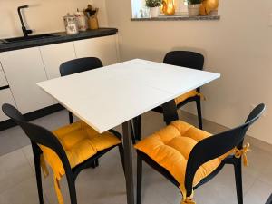 a white table and chairs in a kitchen at Vittorio city apartment, Milano, Centro in Melzo