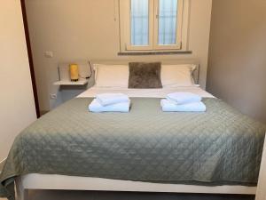 a bedroom with a bed with two towels on it at Vittorio city apartment, Milano, Centro in Melzo