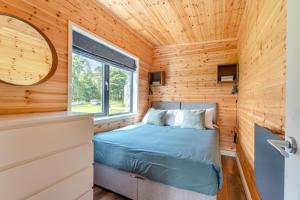 a bedroom in a tiny house with a bed at 2 Bed in Strathmiglo oc-w32098 in Strathmiglo