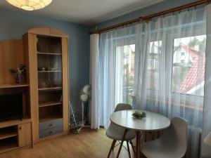 a living room with a table and a window at Romeo i Julia in Łagów