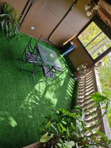 an overhead view of a garden with a table and bench at Hospedaje Umma2-Ezeiza in Ezeiza