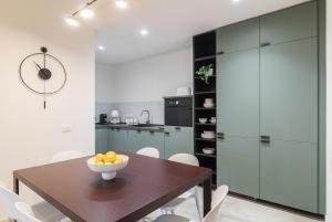 a kitchen with a table with a bowl of fruit on it at Appartamento Di Morgana Sirmione in Sirmione