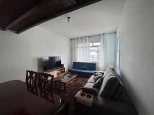 a living room with a couch and a table at Apartamento alto de Teresópolis in Teresópolis