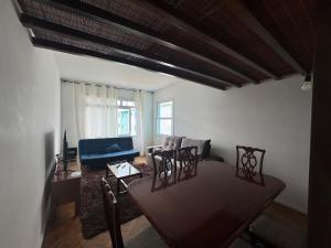 a living room with a table and chairs and a couch at Apartamento alto de Teresópolis in Teresópolis