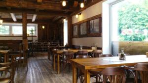 En restaurant eller et spisested på Luxusní horský apartmán přímo u sjezdovky Kouty