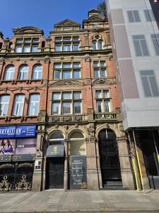 a large brick building on the corner of a street at City Centre stay in Liverpool