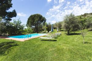 Bazén v ubytování Agriturismo Villa Buoninsegna nebo v jeho okolí
