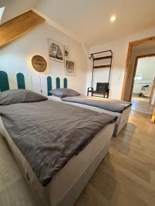 two beds sitting in a room with at Ferienwohnung Elbbrise in Riesa