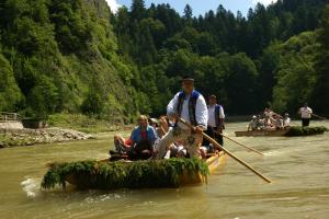 a man is rowing a raft in a river at Chata Pieniny in Lesnica +63 photos