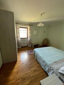 a bedroom with a large bed and a window at Appartamento Bonomelli in Enguiso