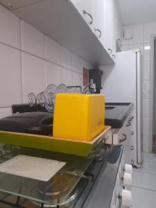 a yellow box on a counter in a kitchen at Apartamento Inteiro em Setor Nobre in Goiânia
