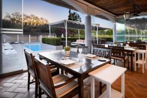 a patio with a table and chairs and a pool at M'AR De AR Muralhas in Évora