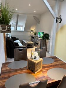 a living room with a couch and a table at Ferienwohnung Elbbrise in Riesa