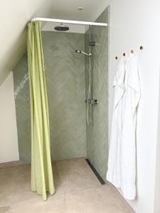 Et badeværelse på Nice Nest Boutique Hotel FREE PARKING & 5 min to City Center + 28 billeder