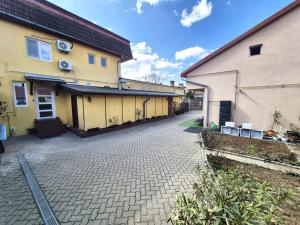 an empty driveway in front of a building at Central Suites Targu Mures in Târgu-Mureş