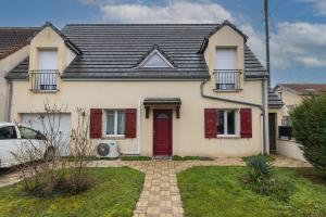 a white house with red shutters and a red door at Maison Ferrer - avec jardin clos in Villeneuve-le-Roi