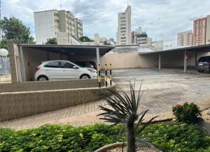 a white car is parked in a parking lot at Apartamento Inteiro em Setor Nobre in Goiânia