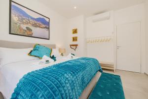 a bedroom with a bed with a blue blanket on it at La casa di Gaia in Como
