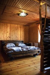 バコヴェルにあるPrelukyの木製の部屋にベッド1台が備わるベッドルーム1室があります。