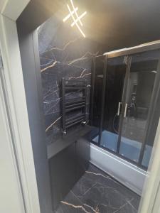 a bathroom with a black marble counter and a mirror at Villa Ventana Poznań City Free Parking Śniadanie w Cenie in Poznań +72 photos