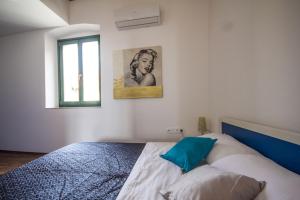 Postel nebo postele na pokoji v ubytování Apartments Umag Center, seafront with terrace in Umag