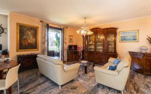 a living room with two chairs and a table at Villa Infinity Garda in Peschiera del Garda