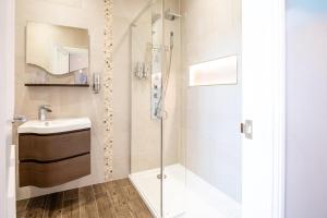 ein Badezimmer mit Dusche und Waschbecken in der Unterkunft Cherry Tree in Horbury