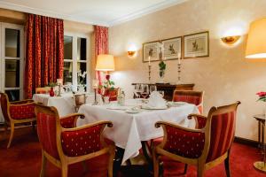 a dining room with a table and chairs at Hotel & Spa Fontenay in Bad Wörishofen