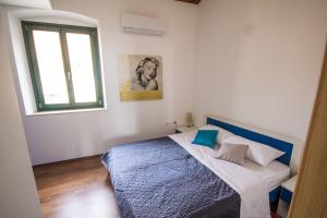 Postel nebo postele na pokoji v ubytování Apartments Umag Center, seafront with terrace in Umag