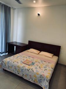 a bed in a bedroom with a desk and a bed sidx sidx sidx at Horizon house in Vagamon