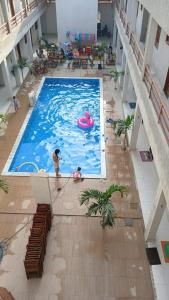 an overhead view of a large swimming pool in a building at Residencial Ibiapaba FLAT 31 - com piscina e ótima localização in Camocim