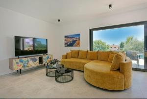 a living room with a couch and a tv at Villa Mila in Vabriga