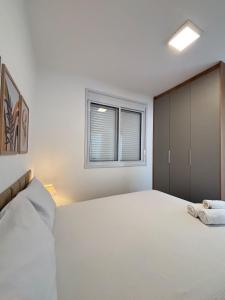 a bedroom with a large white bed and a window at City Core 2 Bedrooms by AP Smart in Campinas +29 photos