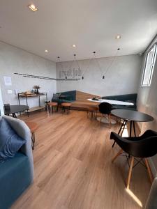 a living room with a couch and tables and chairs at City Core 2 Bedrooms by AP Smart in Campinas