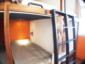 Palanda nebo palandy na pokoji v ubytování Knock Knock Hostel