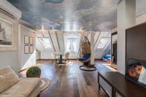 a living room with a ceiling painted with clouds at Alassio White Loft in Alassio