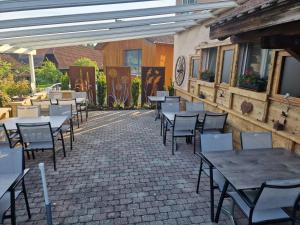 a group of tables and chairs on a patio at Mirchel Pintli Zimmer 1, Hotel und Restaurant in Zäziwil
