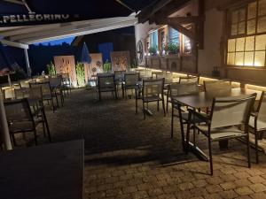 a group of tables and chairs in a room with lights at Mirchel Pintli Zimmer 1, Hotel und Restaurant in Zäziwil
