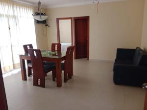 a living room with a table and chairs and a couch at Departamentos Dentro de CABAPLAN CONJUNTO CON SEGURIDAD in Tonsupa