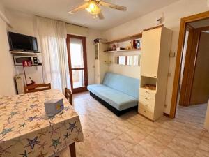 a bedroom with a bed and a couch in a room at Magnolia in Grado