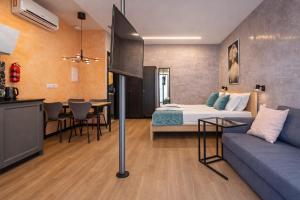 a room with a bed and a couch and a table at Social Lodge Hollywood Studios in Funchal