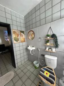 a bathroom with a toilet and a sink at Green Suíte Comfort in Garanhuns
