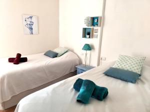 two beds with towels on them in a bedroom at Anitas Seaview Paradise in La Línea de la Concepción +15 photos