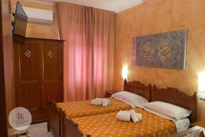 a bedroom with two beds with towels on them at Affittacamere Ramina in San Giuseppe
