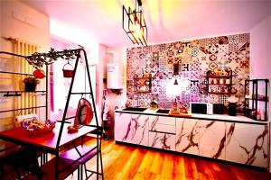 a room with a kitchen with a counter and a shelf at La Macchia sui Sassi in Matera