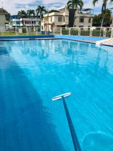 a large blue swimming pool with a swimming cue in it at Departamentos Dentro de CABAPLAN CONJUNTO CON SEGURIDAD in Tonsupa