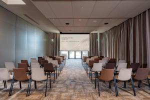 a room with rows of chairs and a projection screen at Hôtel Horizon Resort Massane & Spa in Baillargues +52 photos