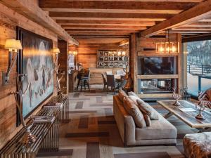 a living room with a couch and a table at Chalet Caribou in Isola